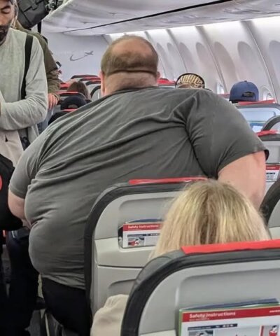 Photo of passenger on flight goes viral, has everyone saying the same thing